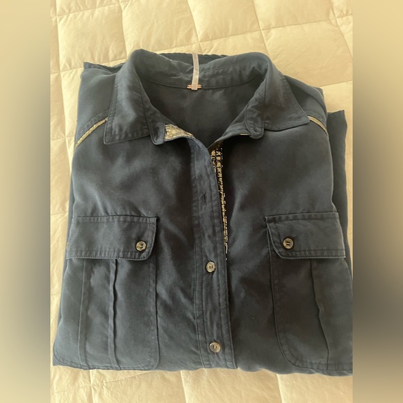 Free People button down shirt
Women’s black with gold metallic trim - Picture 2 of 7